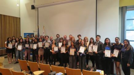 Assemblymember Reyes taking a picture with all the people who got a certificate