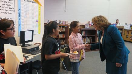 Assemblymember Reyes introducing herself to a student 